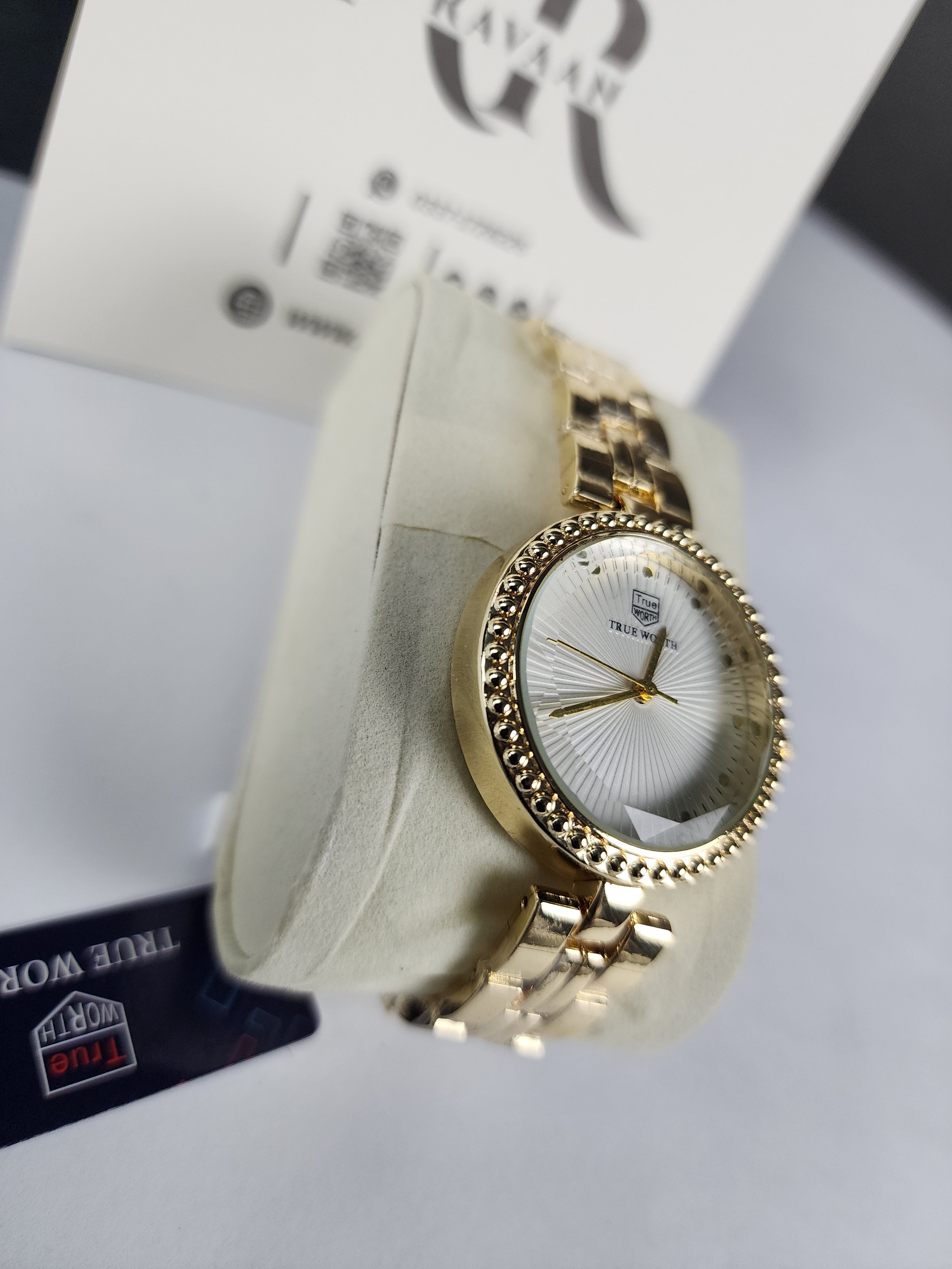 True Worth Model 05 - Pearl Dot Bezel - Golden - White Dial
