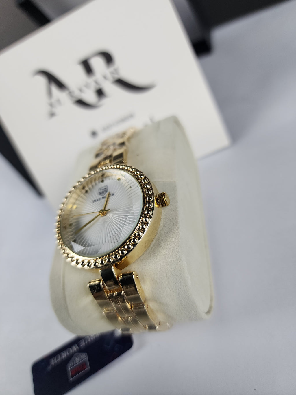 True Worth Model 05 - Pearl Dot Bezel - Golden - White Dial