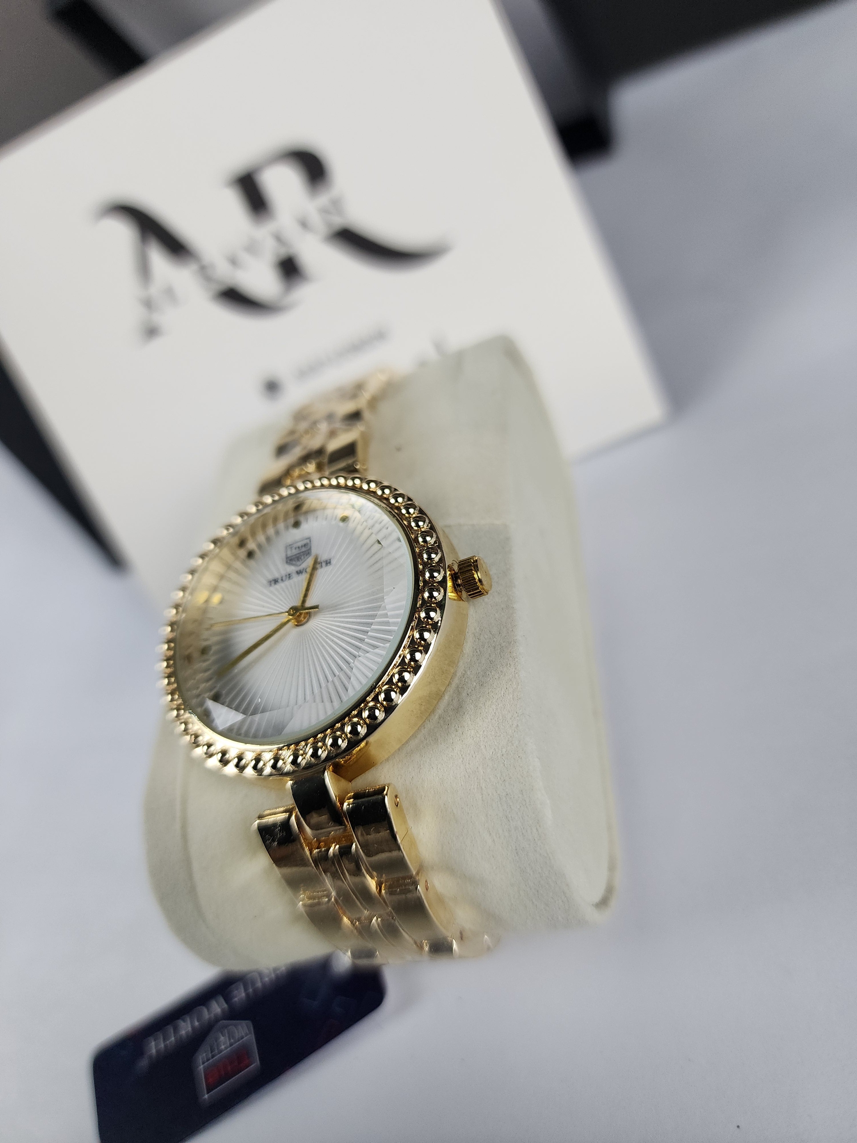True Worth Model 05 - Pearl Dot Bezel - Golden - White Dial