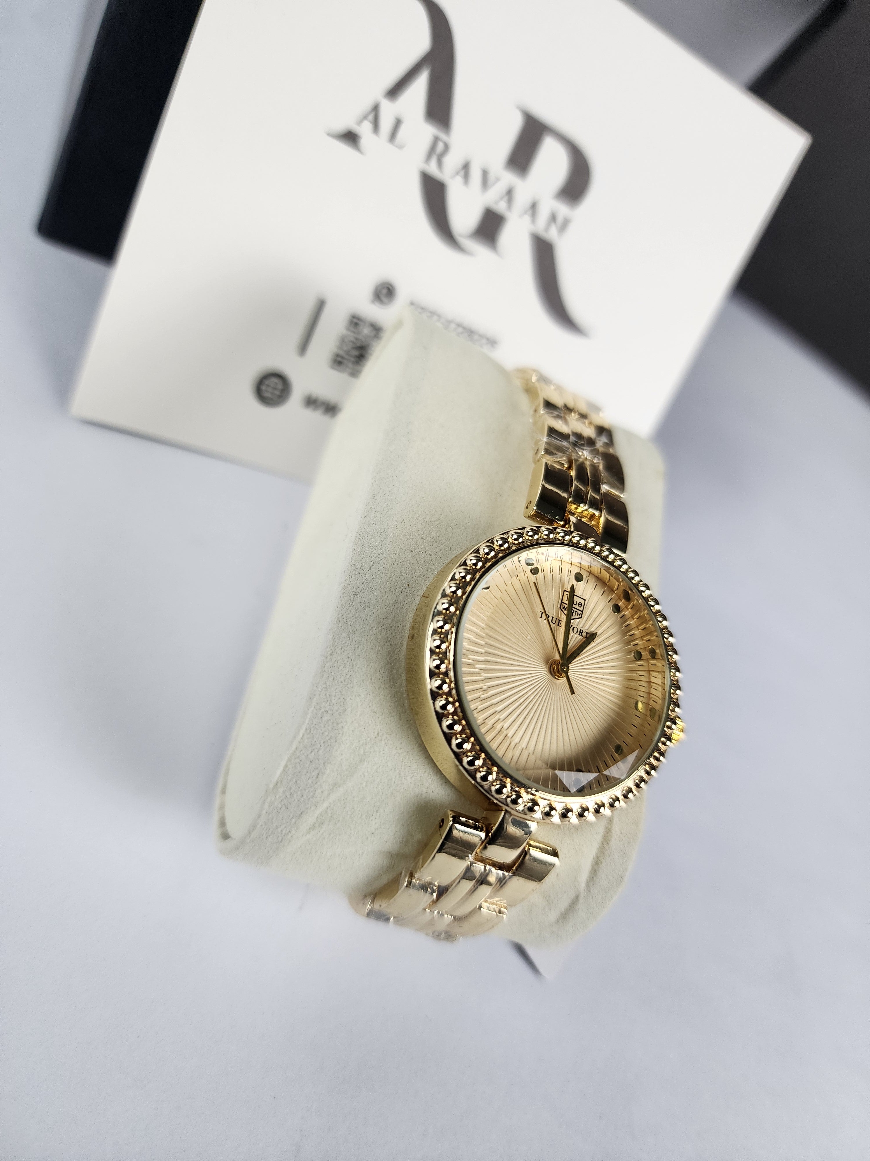 True Worth Model 05 - Pearl Dot Bezel - Golden