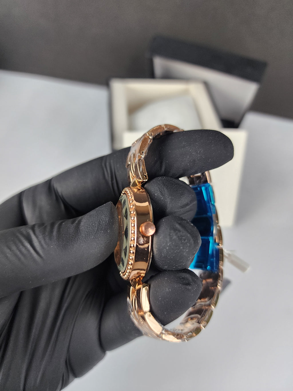 True Worth Model 05 - Pearl Dot Bezel - Rose Gold - White Dial