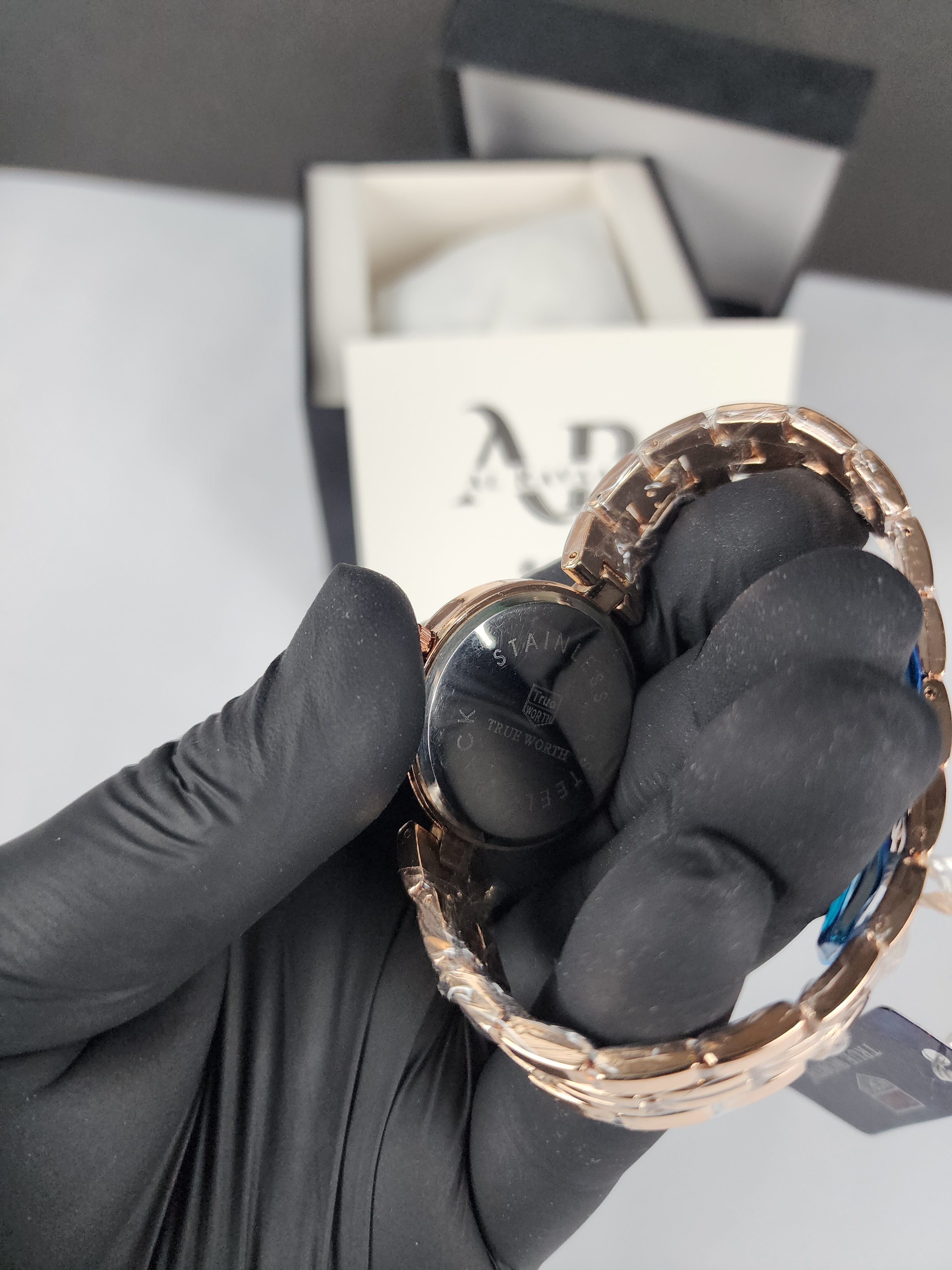 True Worth Model 05 - Pearl Dot Bezel - Rose Gold - White Dial