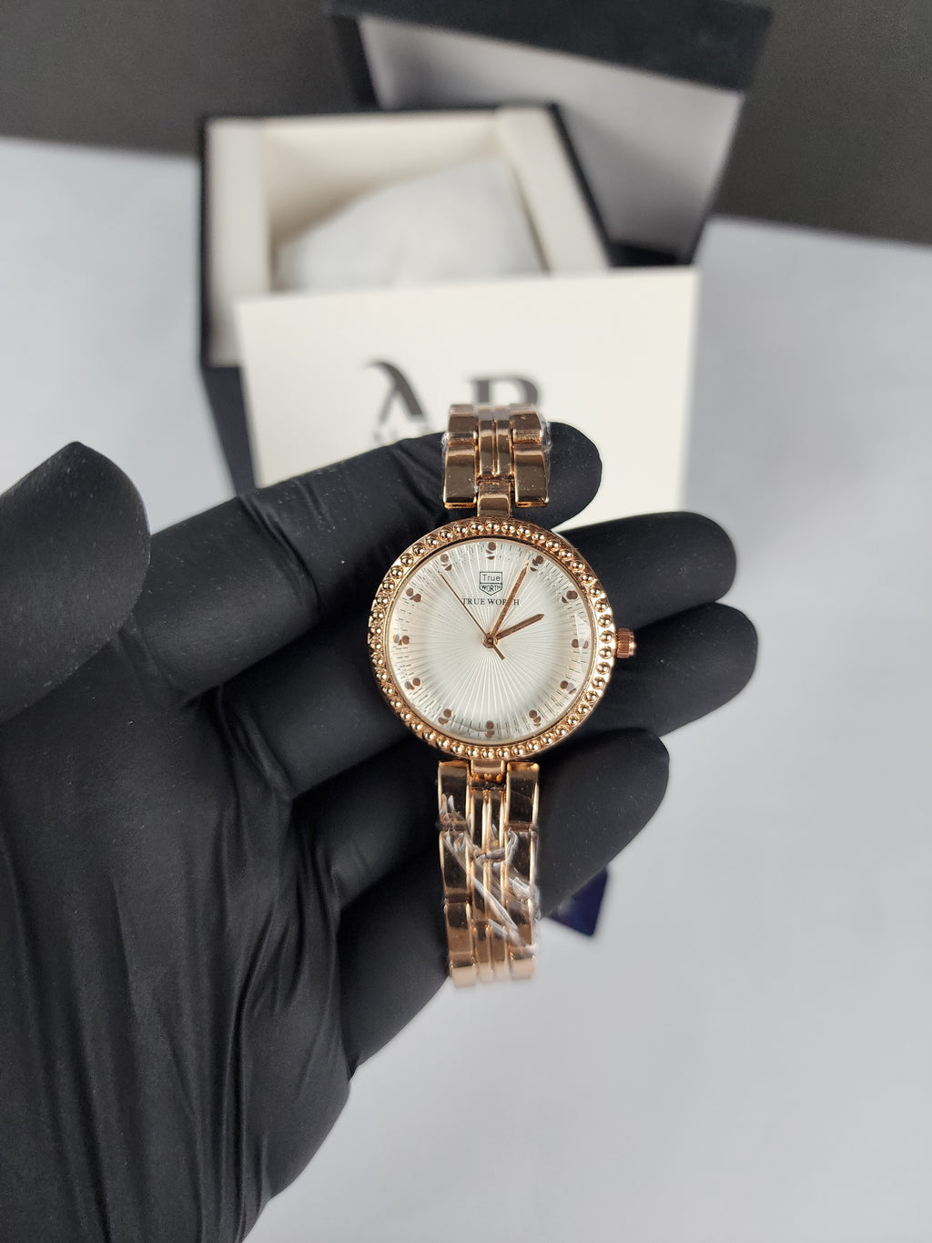 True Worth Model 05 - Pearl Dot Bezel - Rose Gold - White Dial