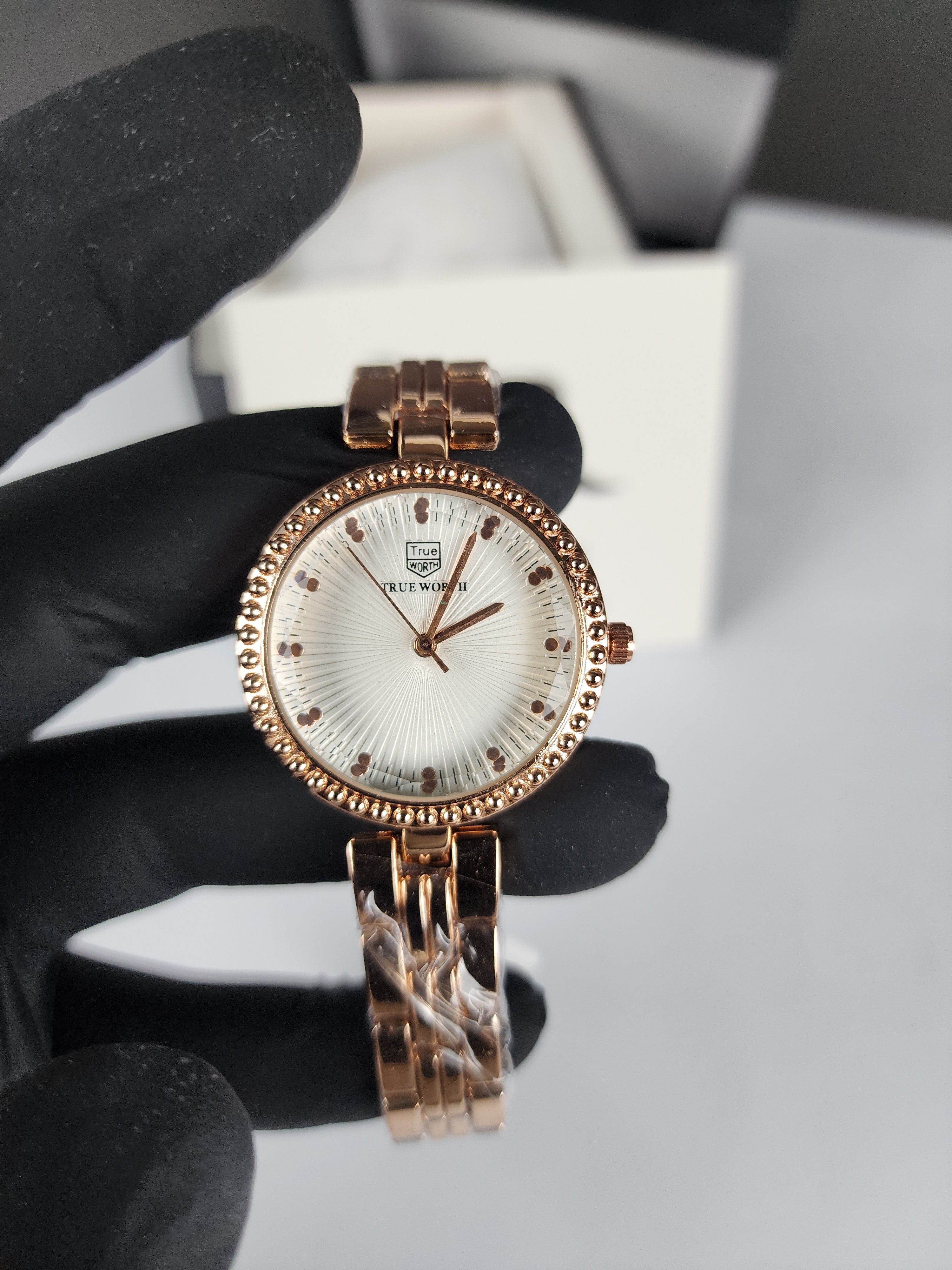 True Worth Model 05 - Pearl Dot Bezel - Rose Gold - White Dial