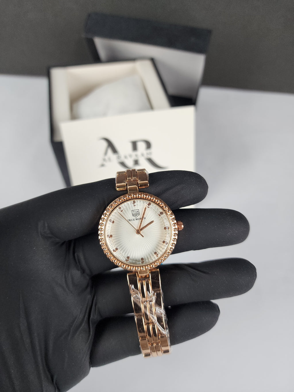 True Worth Model 05 - Pearl Dot Bezel - Rose Gold - White Dial