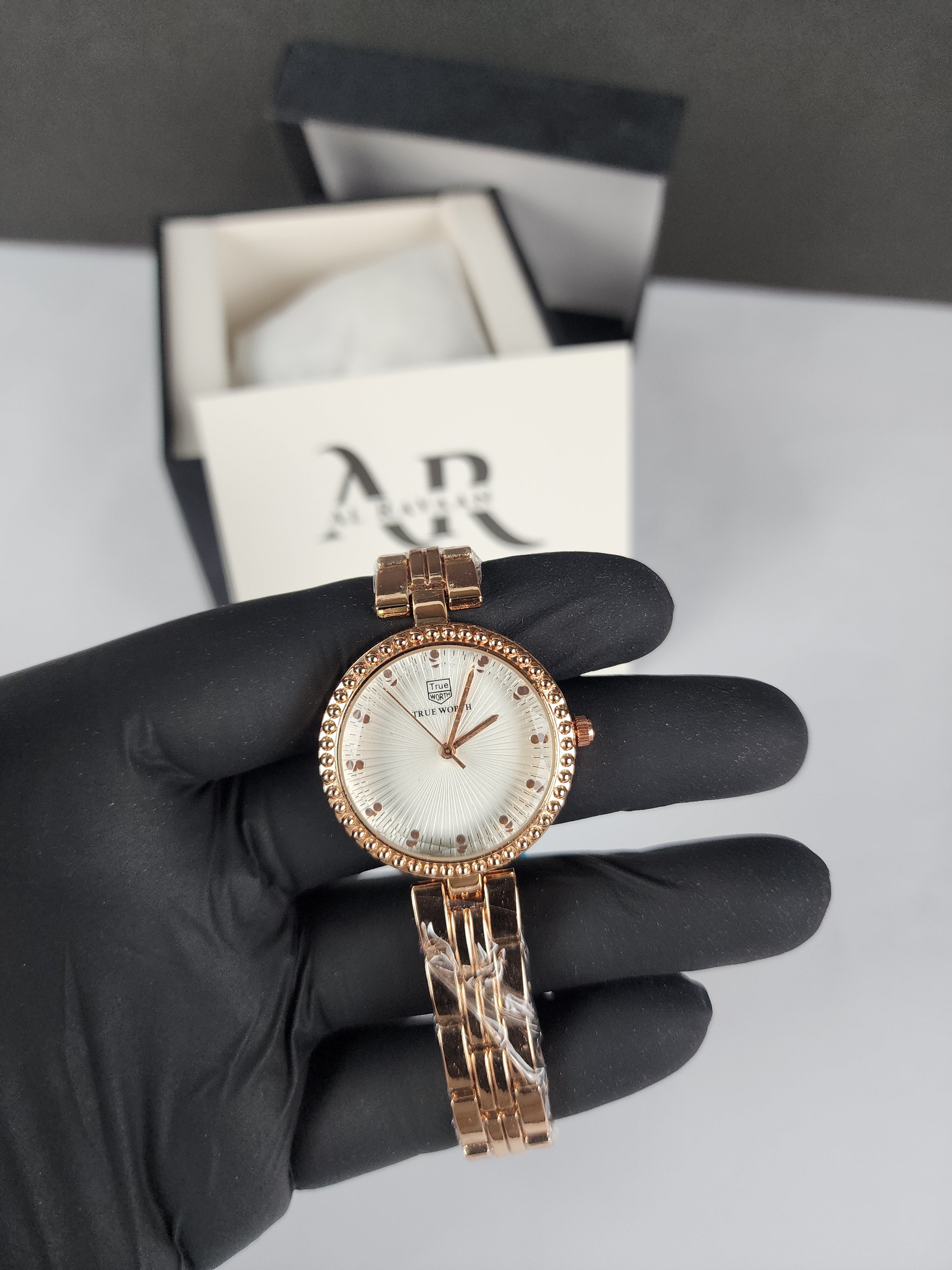 True Worth Model 05 - Pearl Dot Bezel - Rose Gold - White Dial
