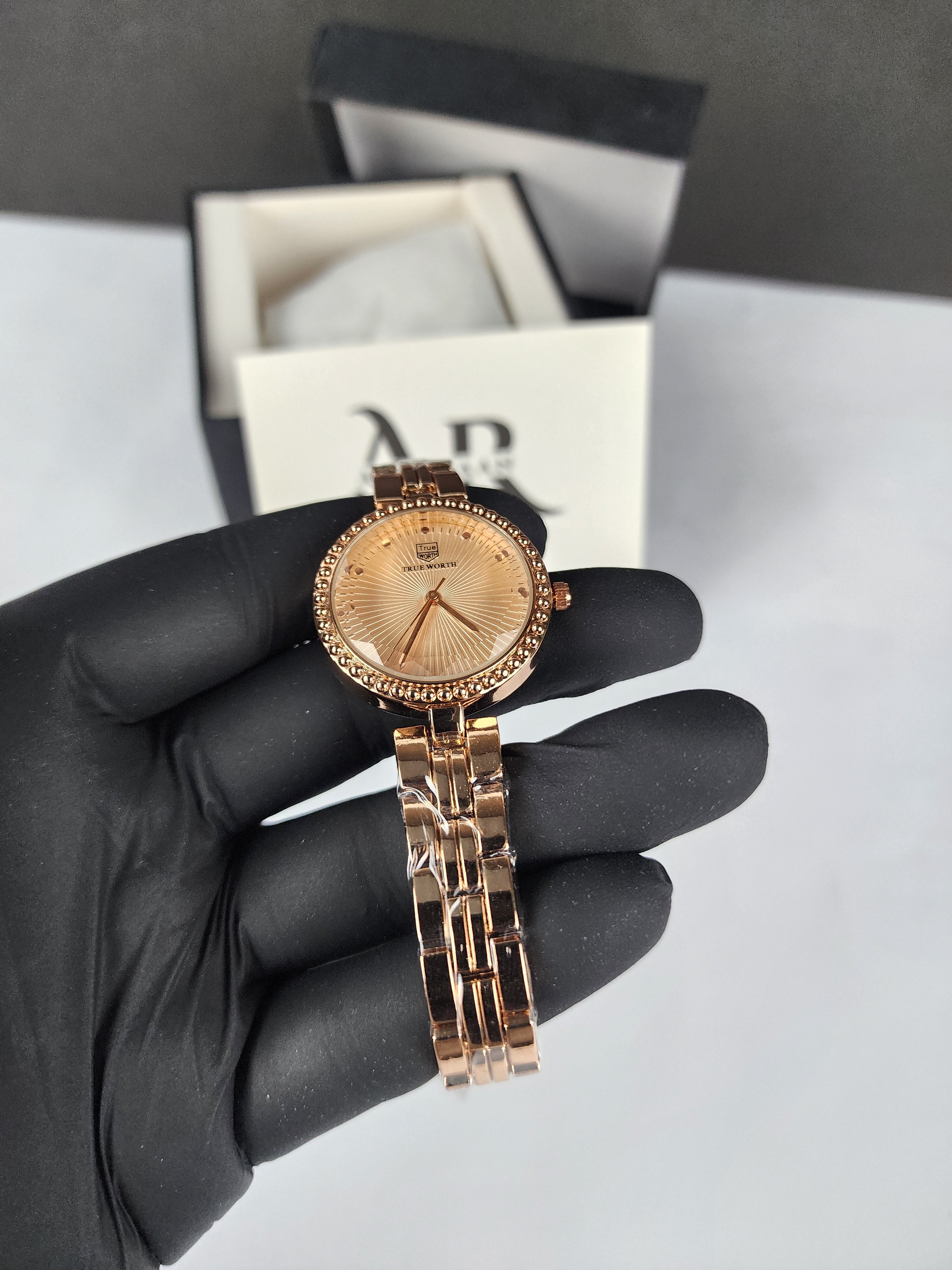 True Worth Model 05 - Pearl Dot Bezel - Rose Gold