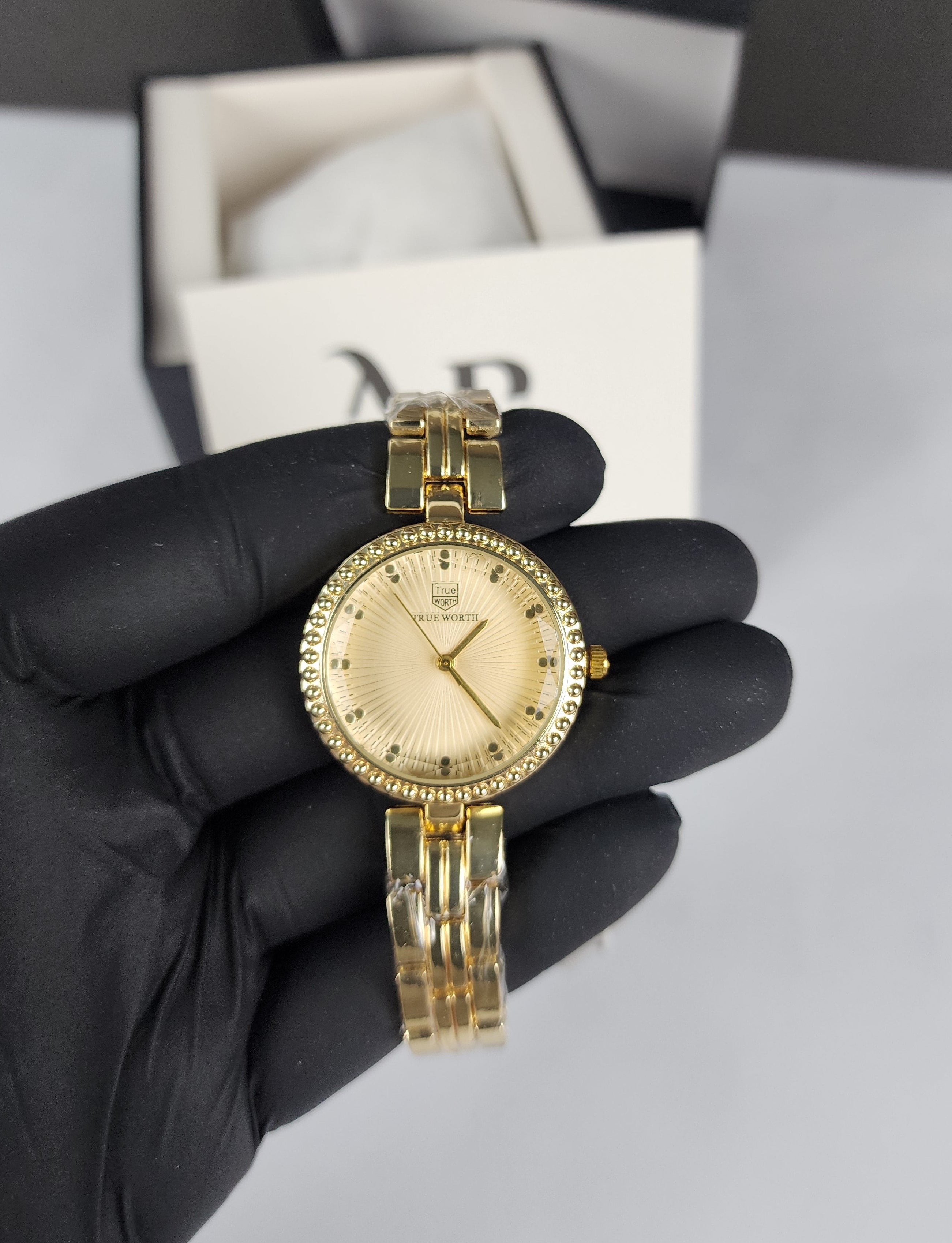 True Worth Model 05 - Pearl Dot Bezel - Golden