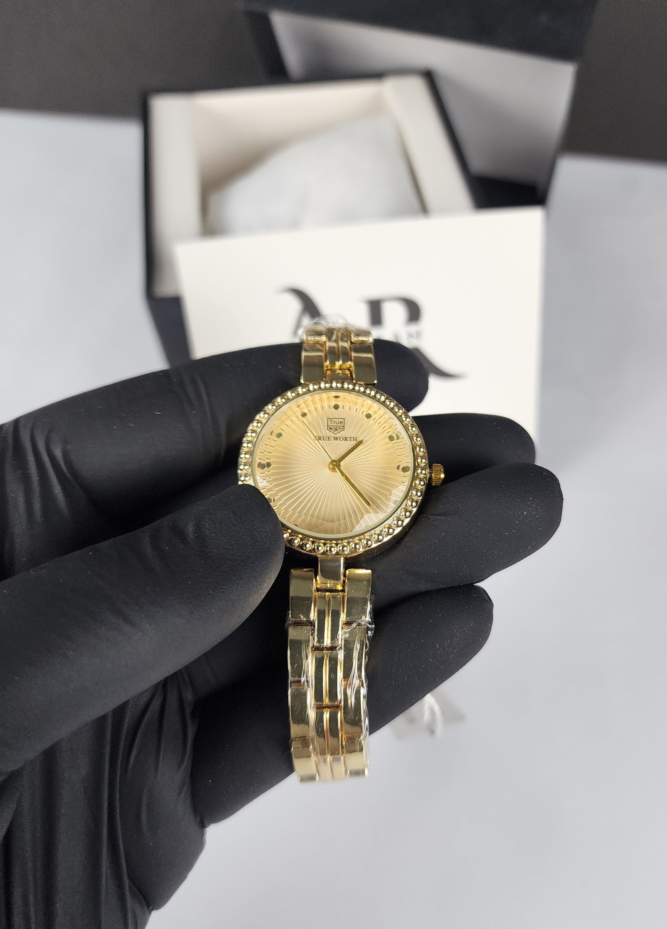 True Worth Model 05 - Pearl Dot Bezel - Golden