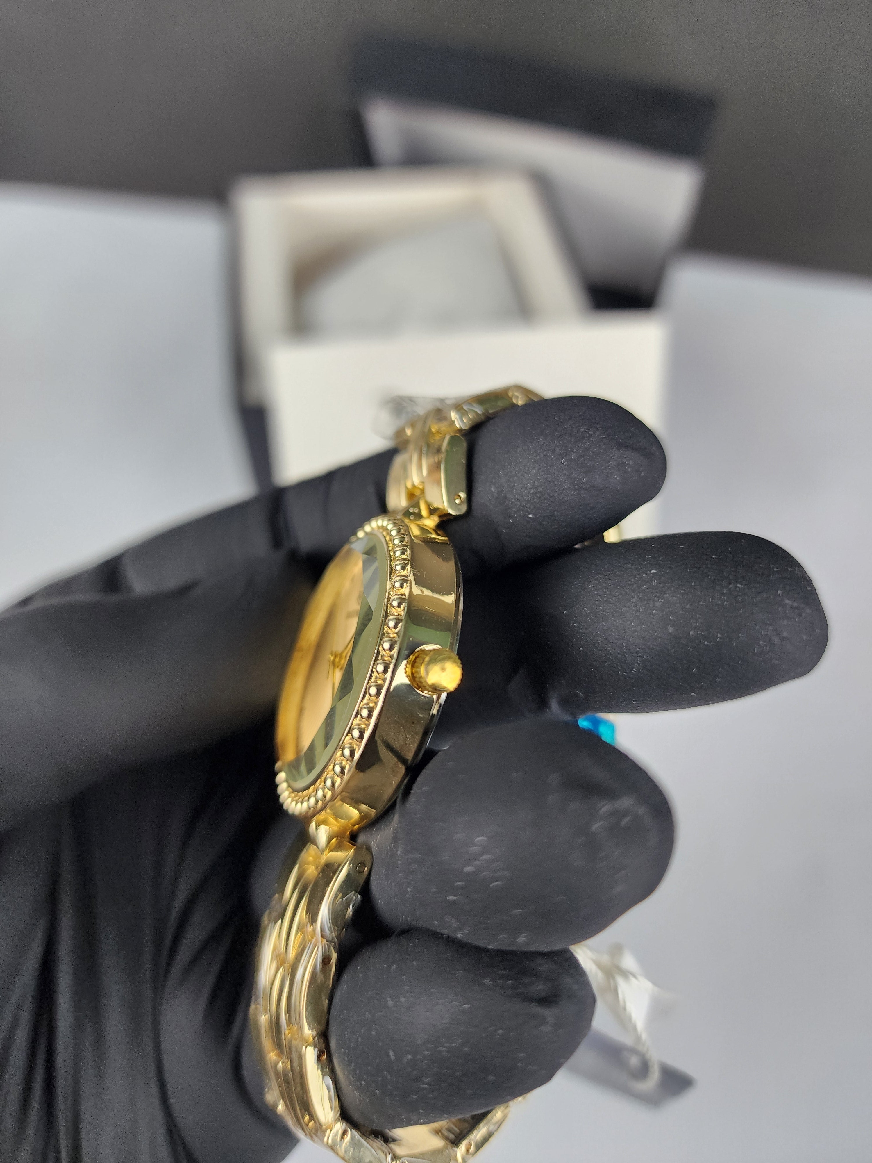 True Worth Model 05 - Pearl Dot Bezel - Golden