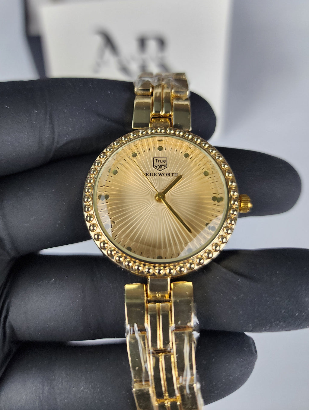 True Worth Model 05 - Pearl Dot Bezel - Golden