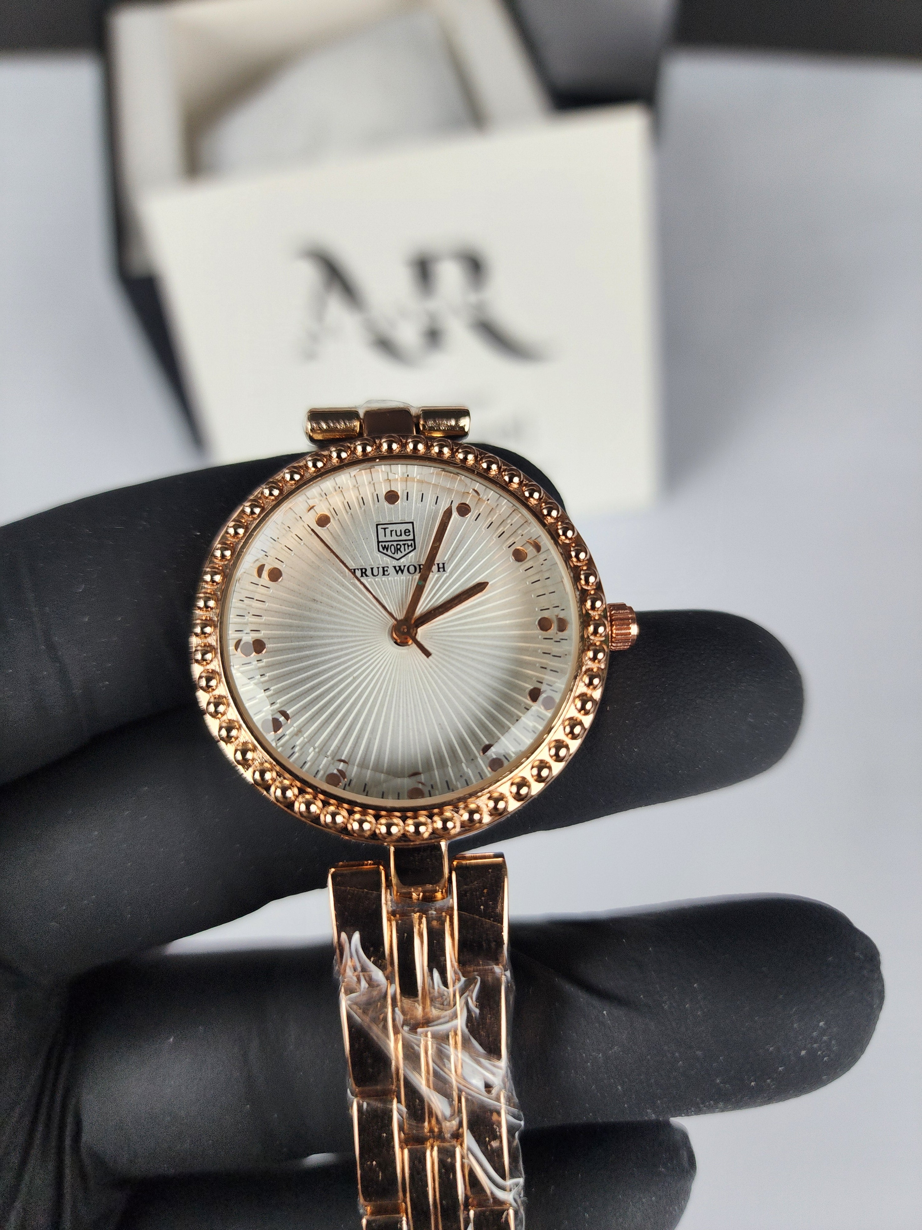 True Worth Model 05 - Pearl Dot Bezel - Rose Gold - White Dial