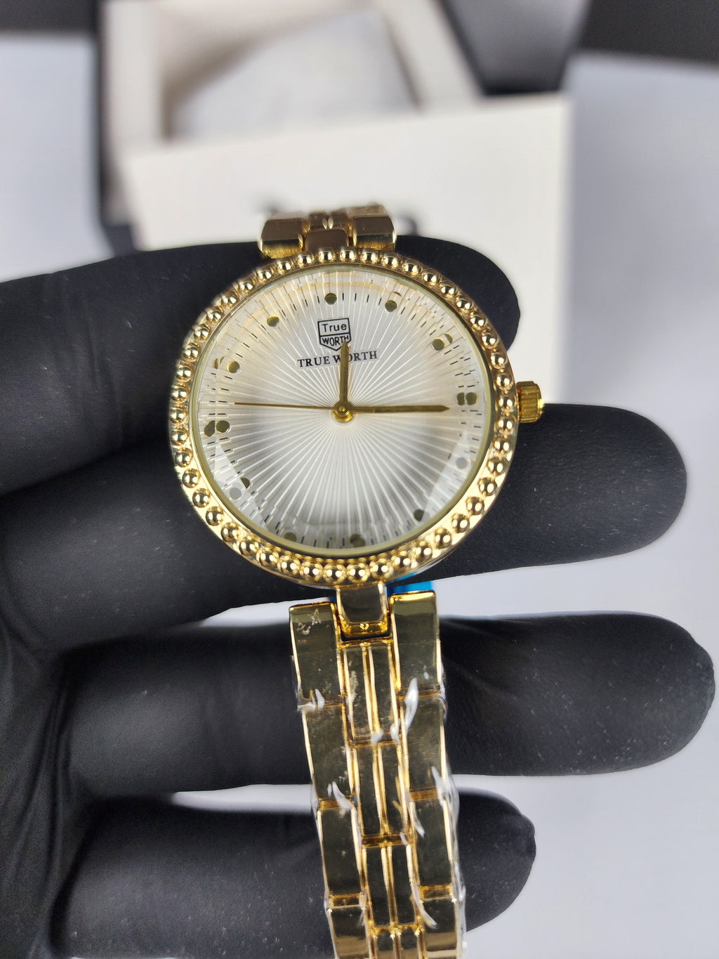 True Worth Model 05 - Pearl Dot Bezel - Golden - White Dial