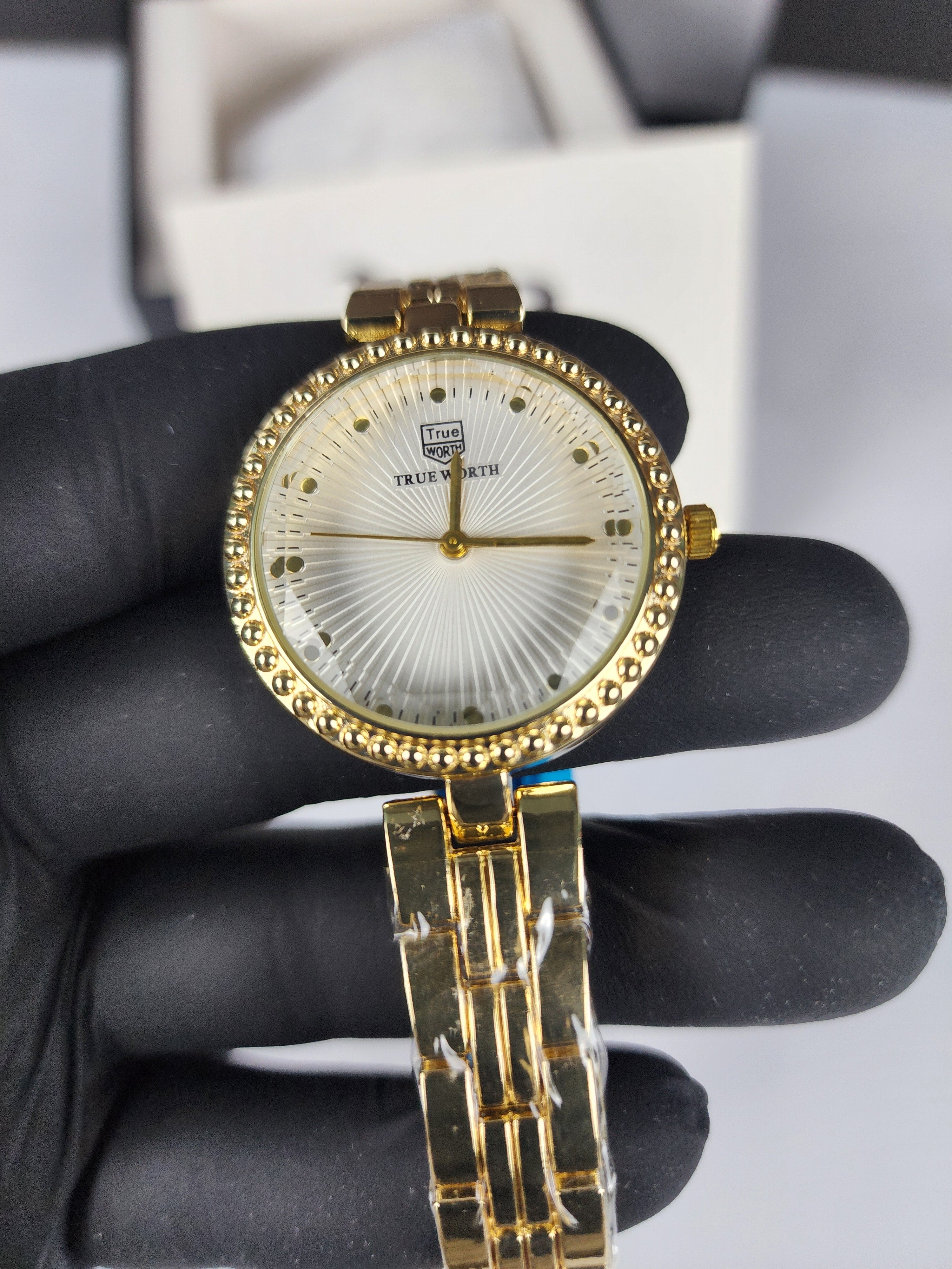 True Worth Model 05 - Pearl Dot Bezel - Golden - White Dial