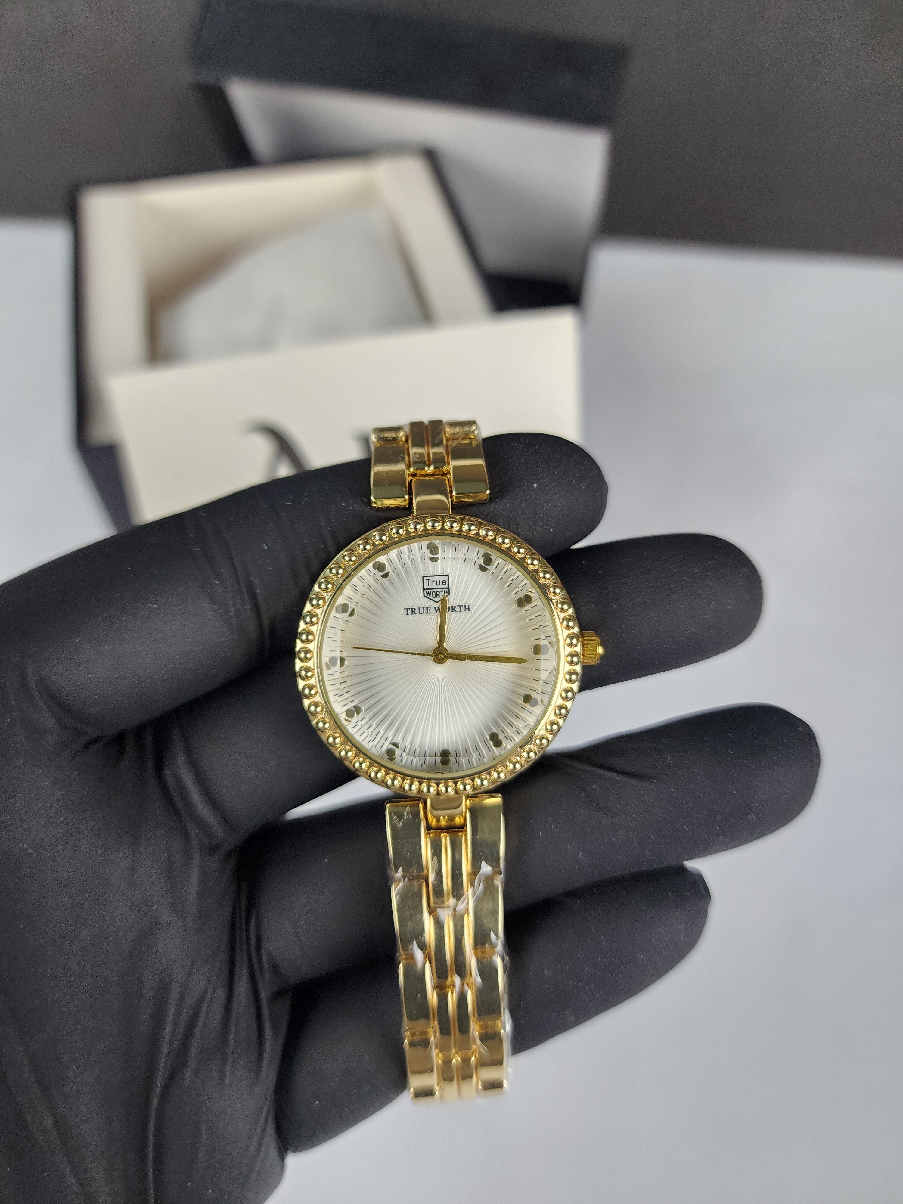 True Worth Model 05 - Pearl Dot Bezel - Golden - White Dial