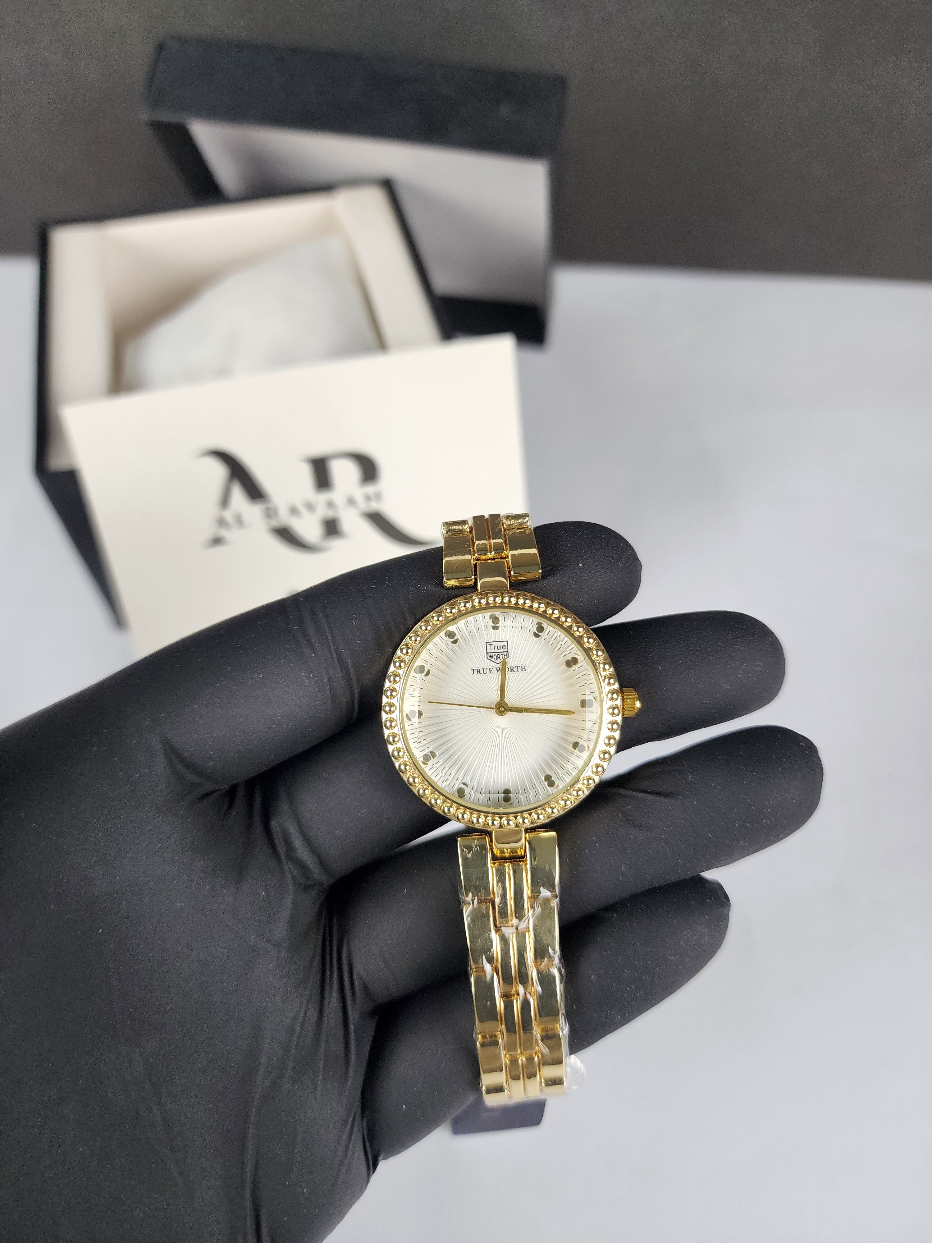 True Worth Model 05 - Pearl Dot Bezel - Golden - White Dial