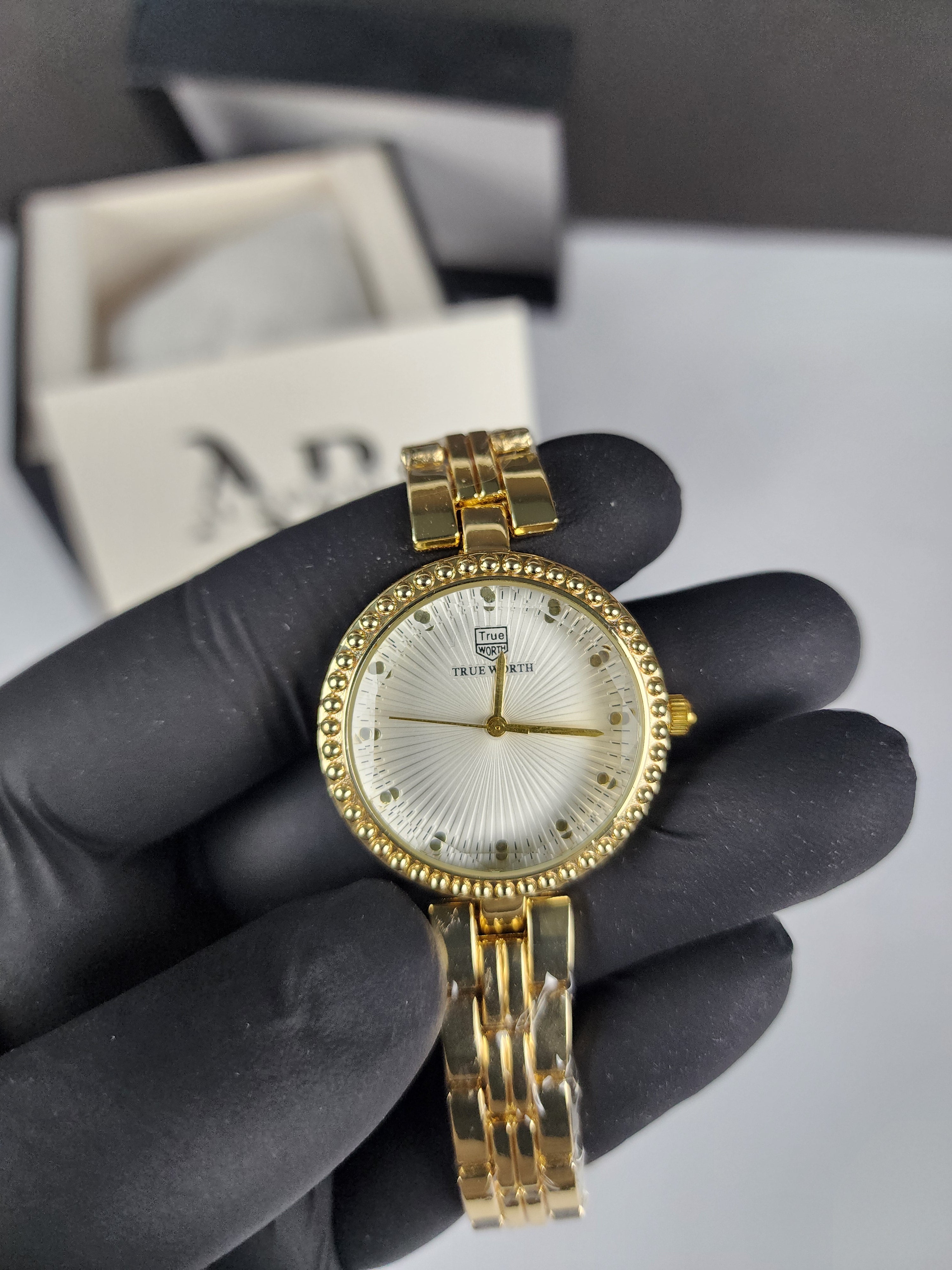 True Worth Model 05 - Pearl Dot Bezel - Golden - White Dial