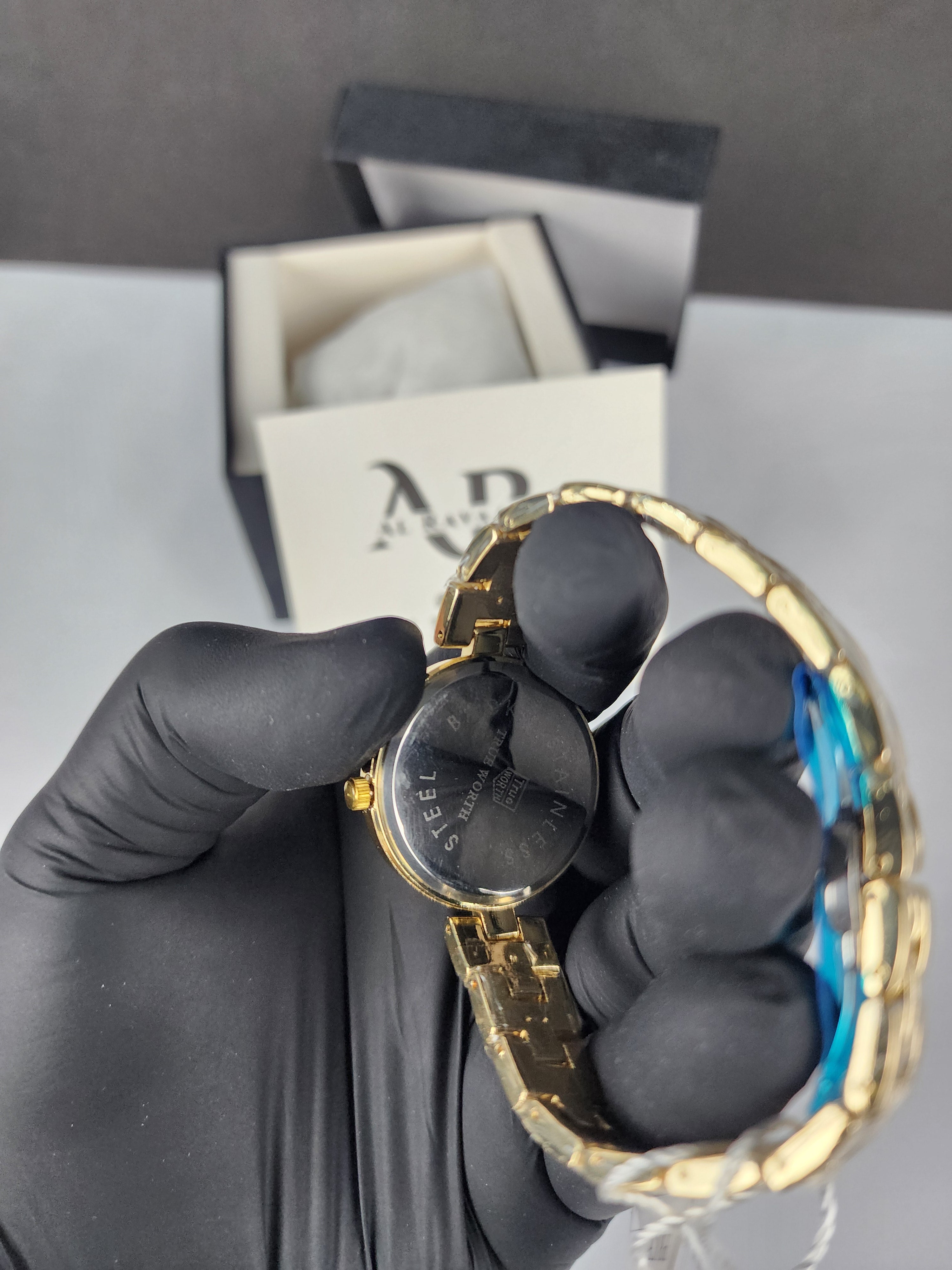 True Worth Model 05 - Pearl Dot Bezel - Golden - White Dial