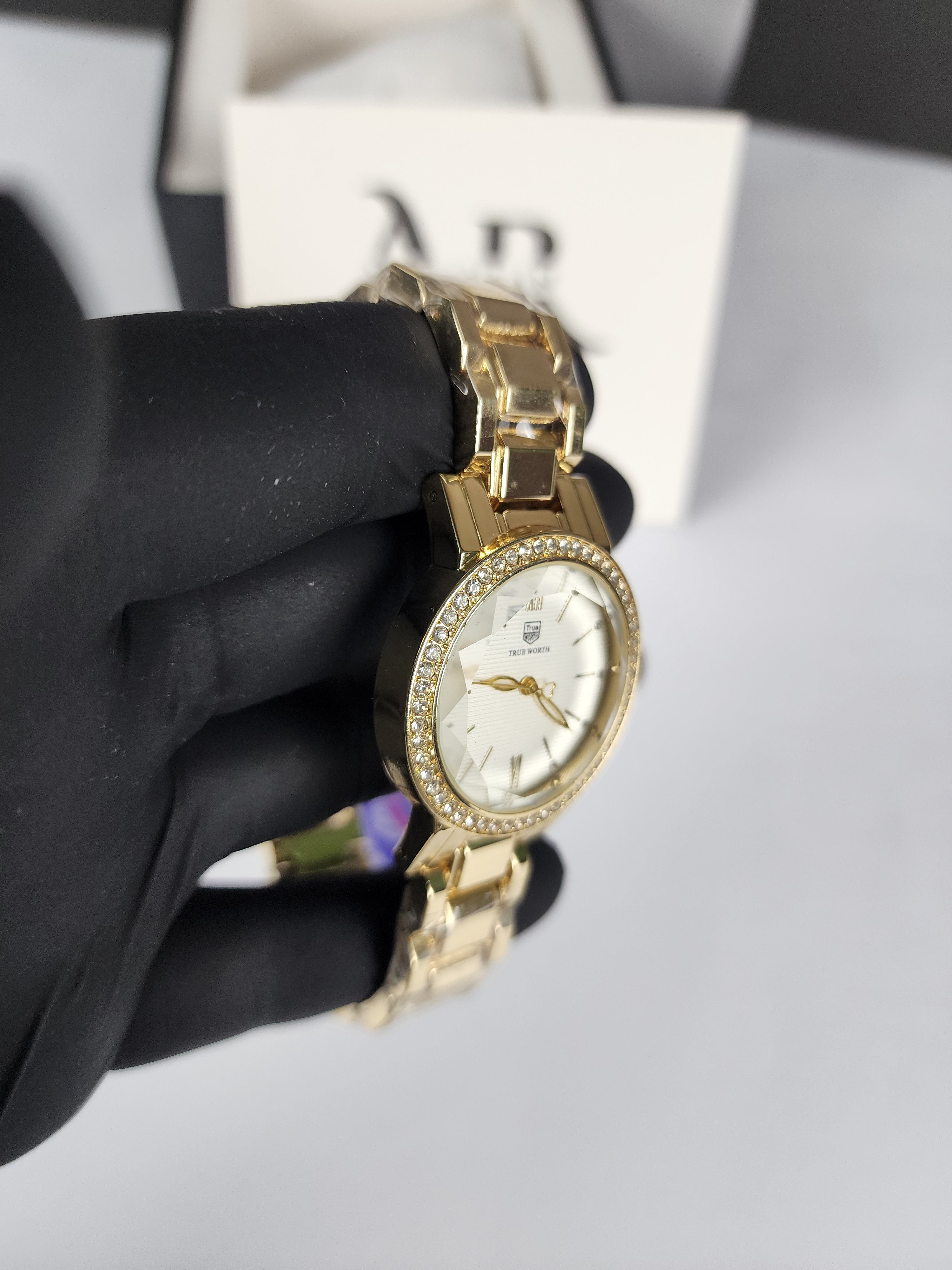 True Worth Model 01 - Stone Bezel - Golden