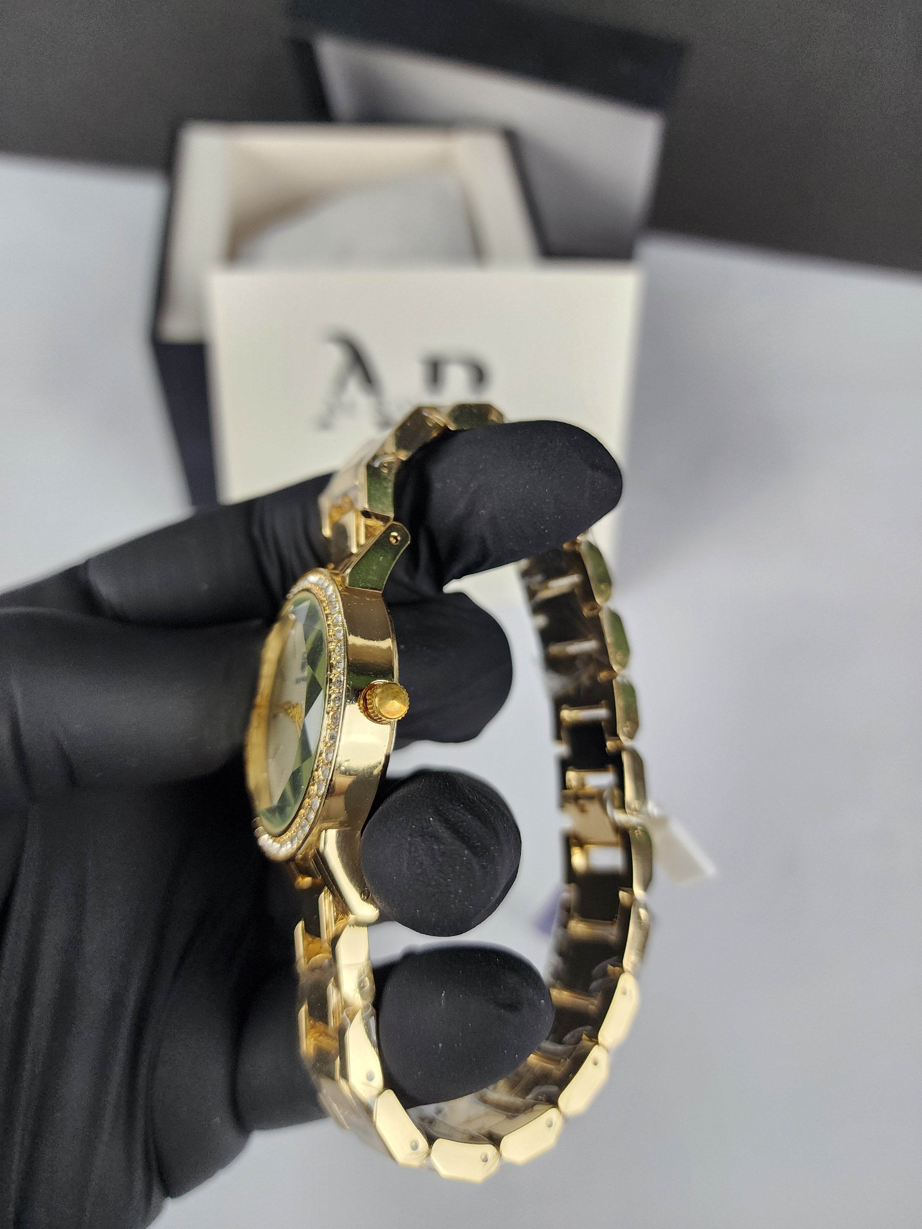 True Worth Model 01 - Stone Bezel - Golden