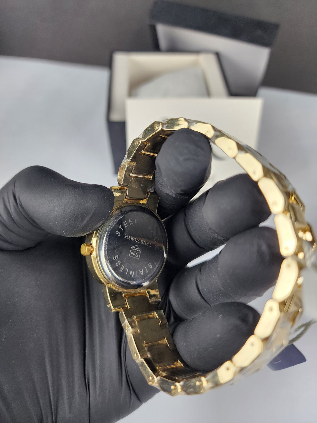 True Worth Model 01 - Stone Bezel - Golden