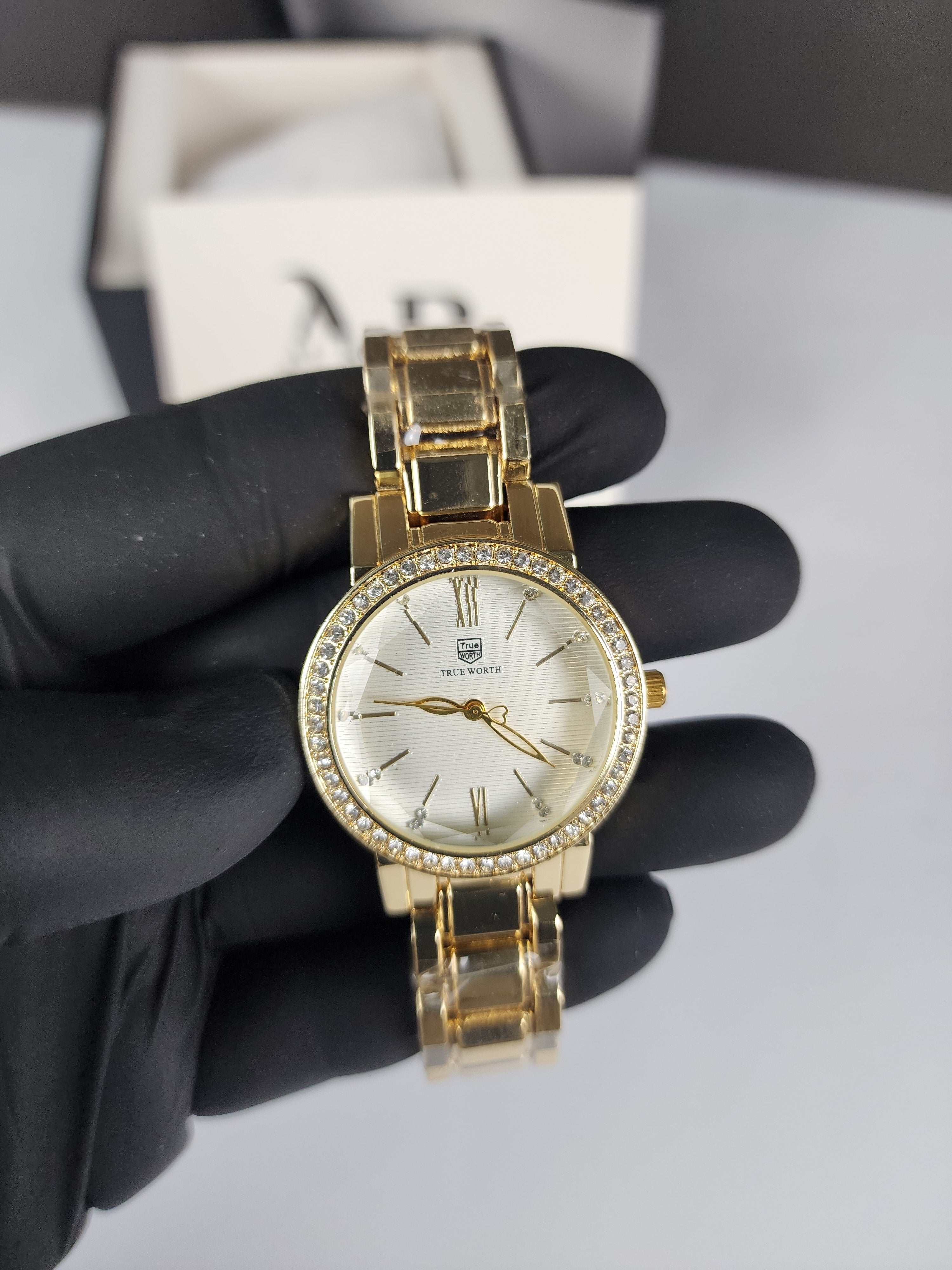 True Worth Model 01 - Stone Bezel - Golden